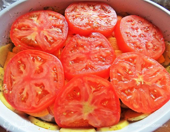 Покрыть ими слой батата. Благодаря сочности помидоров в духовке все шкворчало и пропитывалось томатным соком.