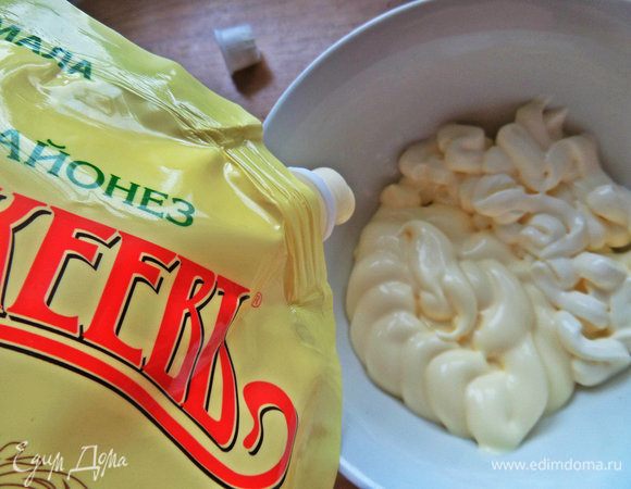 Майонез ТМ «МахеевЪ» смешать со сметаной.