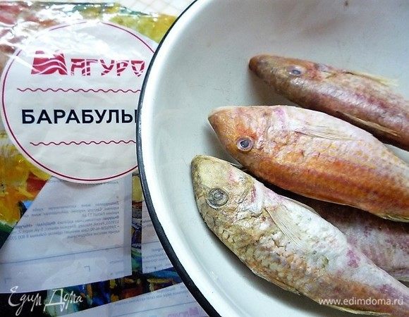 Барабульку ТМ «Магуро» размораживаем, моем, очищаем от чешуи. Удаляем жабры и потрошим.