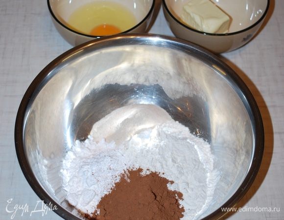 Смешиваем пшеничную и миндальную муку с пудрой и какао.