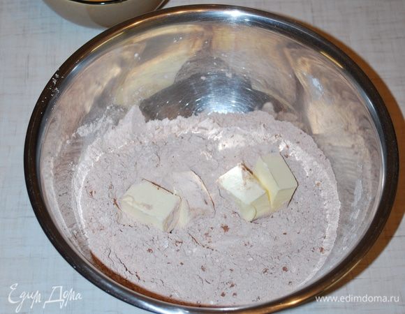  Добавляем холодной сливочное масло. Перемешиваем до однородной крошки.