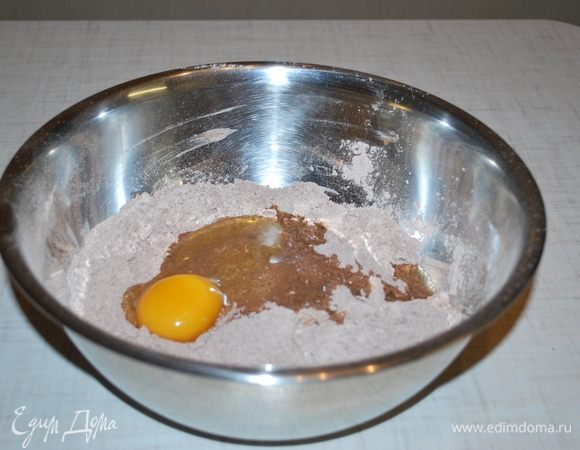 К муке и маслу добавляем яйцо.