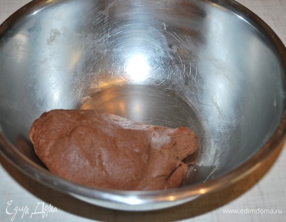 Перемешиваем до образования однородного теста, которое хорошо скатывается в шар.