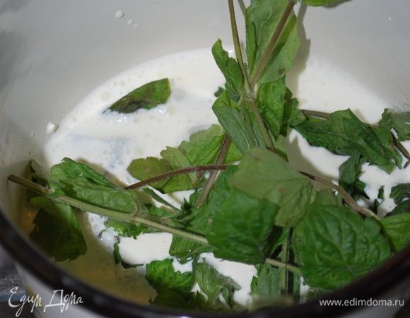 Сливки подогреваем в сотейнике и опускаем туда мяту.