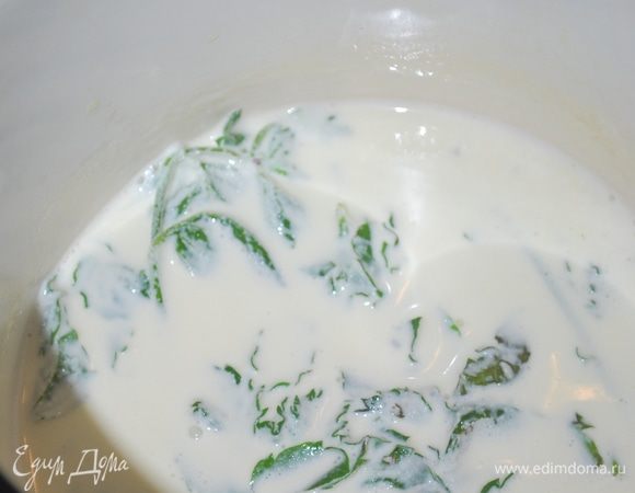 Прогреваем сливки и мяту на маленьком огне 5 минут.