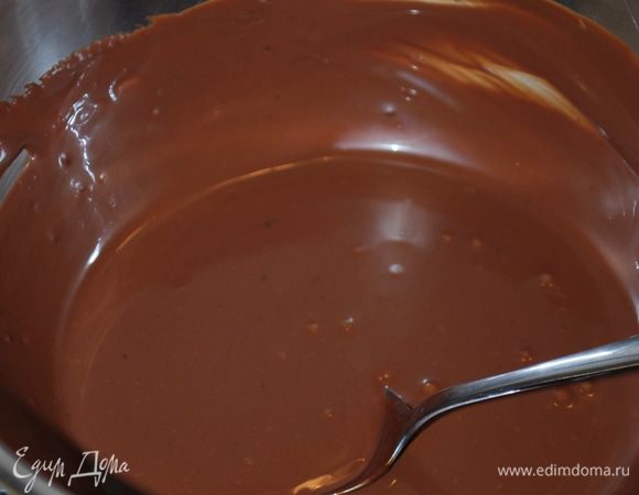 Перемешиваем сливки и шоколад до однородного блестящего состояния.