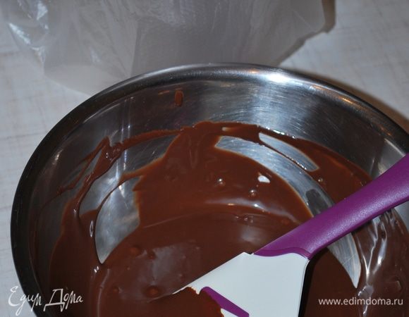 Переливаем ганаш в кондитерский мешок.