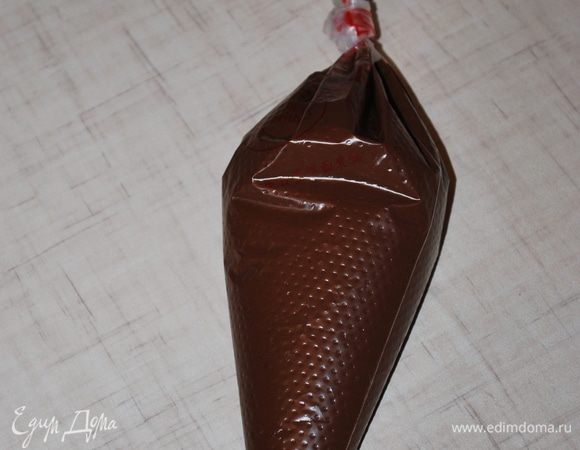 Готовый ганаш убираем в холод, чтобы он остыл и стал плотным.