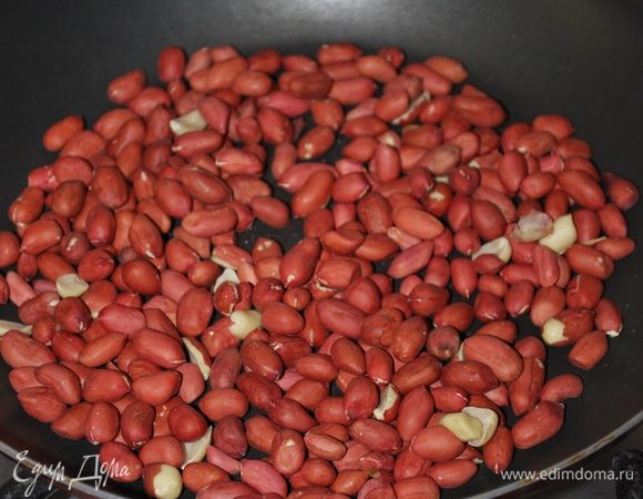 Обжариваем арахис. Нам он пригодится для украшения пирожных.