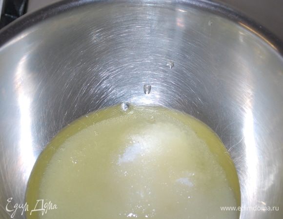 Сделаем швейцарскую меренгу. Соединяем белки и сахар. 