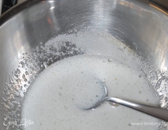 Прогреваем белки и сахар на водяной бане при 60-70°С, чтобы сахар полностью растворился.