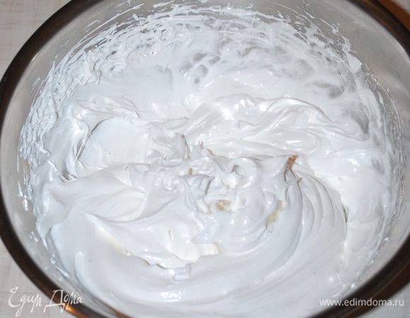  Взбиваем белки миксером до плотной блестящей массы.