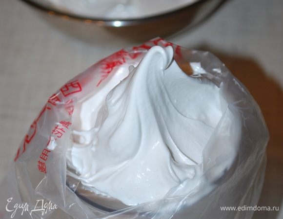 Выкладываем в кондитерский мешок и убираем в холод. Тем временем будем выпекать наши пирожные.
