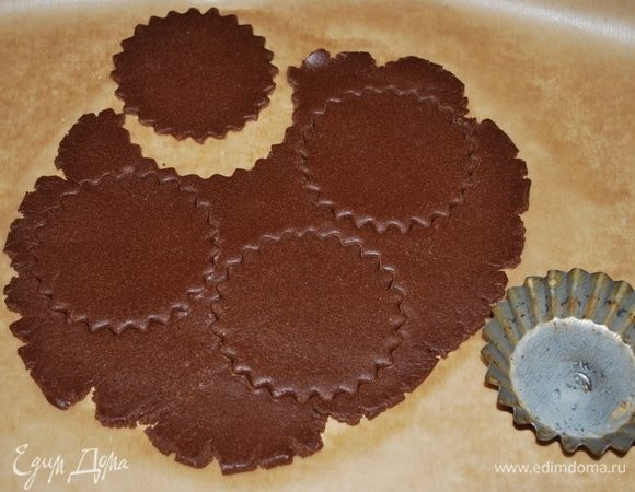 Достаем тесто из холодильника. Раскатываем и вырезаем наши пирожные.