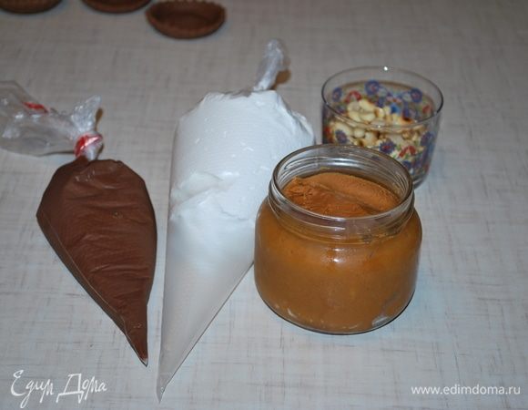 Все готово для украшения и наполнения наших пирожных. Арахисовую пасту можно сделать самим или купить готовую.
