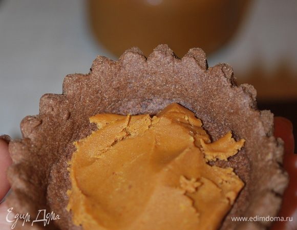 Начинаем наполнять наше пирожное. Первый слой — арахисовая паста.