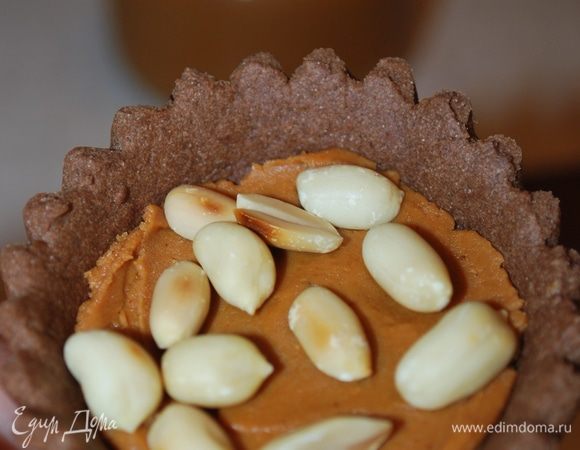 На арахисовую пасту кладем жареные орехи.