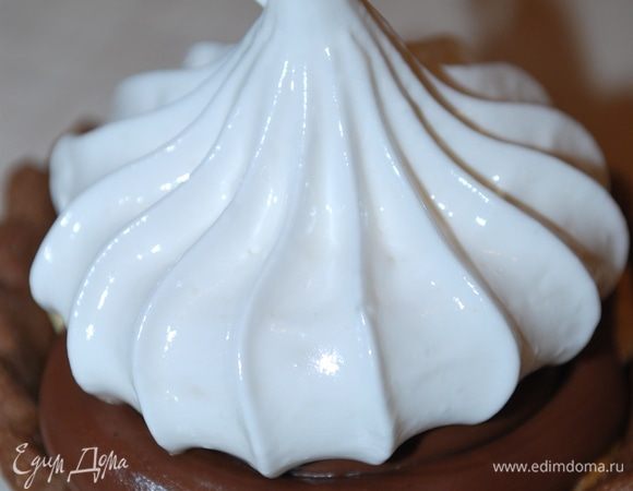 Сверху украшаем меренгой по своему вкусу.