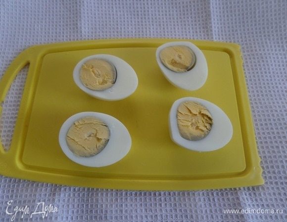 Яйцо разрезаем вдоль на 2 части. Аккуратно убираем желток.