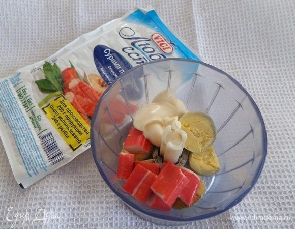 В чашу блендера выкладываем желтки, крабовые палочки VICI, майонез. По вкусу добавляем молотый перец и соль.