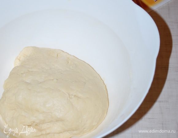 Развести дрожжи (2 ч. л. сухих или 30 граммов свежих дрожжей) в 50 мл теплой воды. Отделить желток от белка. Белок убрать в холод. Желток добавить в 200 г сметаны, перемешать.100 г масла растереть с мукой, добавить сахар и соль. В муку с маслом добавить смесь из сметаны с яйцом и разведенные дрожжи. Заместить тесто. Тесто получается очень нежное. Муки может понадобиться чуть меньше 500 г, но сильно тесто не надо забивать мукой! Закрыть пищевой пленкой и убрать в холодильник на час.