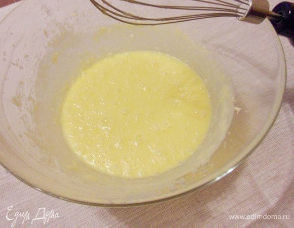 Добавить яйца по одному, взбивая после каждого.