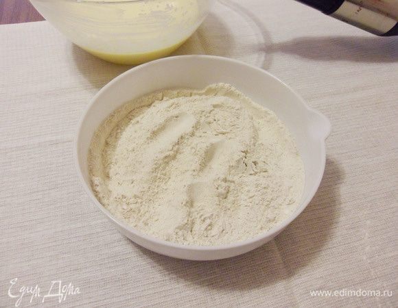 Муку, разрыхлитель, крахмал, корицу смешать отдельно.