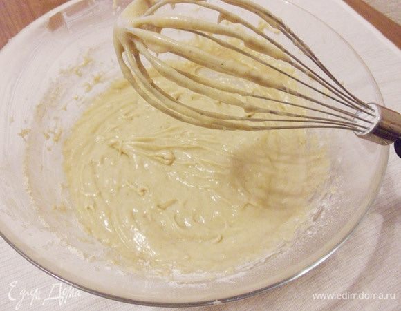 Добавить мучную смесь к взбитой массе, немного взбить до объединения всех компонентов.