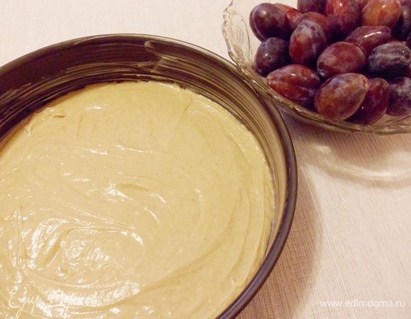 Форму (у меня 28 см в диаметре) смазать сливочным маслом, выложить тесто и разровнять.