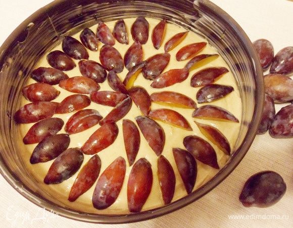 Выпекать в предварительно разогретой до 180°С духовке примерно около 30 минут или до сухой спички.