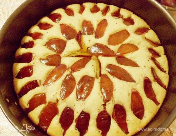 Готовый пирог остудить полностью.