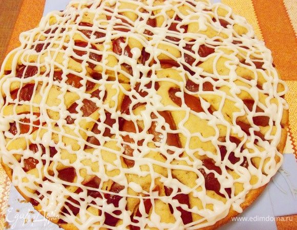 Теперь осталось покрыть пирог глазурью. Для ее приготовления к сахарной пудре добавить по частям теплую воду, хорошо промешивая. Глазурь должна быть густой, но текучей. Можно полить ложкой. Я положила глазурь в плотный пакет, отрезала уголочек и нарисовала решетку.