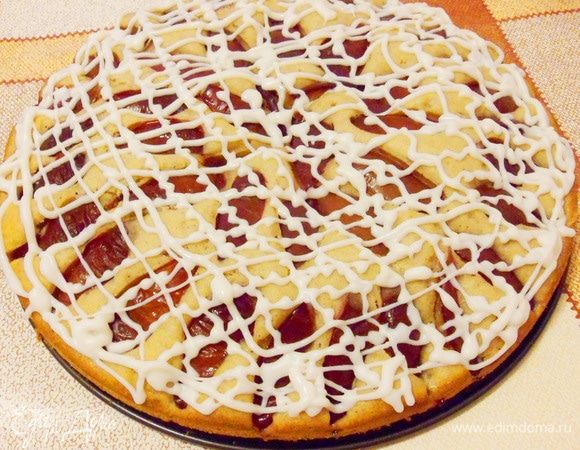 Домашний пирог со сливами и глазурью готов.