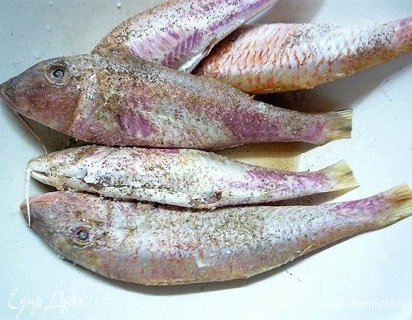 Натираем солью и свежемолотым перцем.