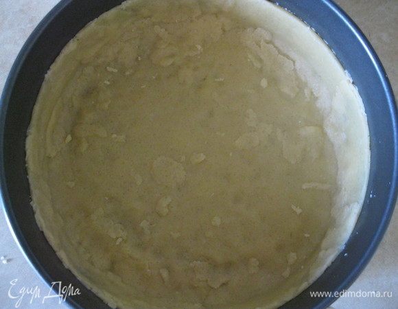 Признаюсь, это мое любимое песочное тесто по рецепту Юлии Высоцкой! Этой пропорции хватит на один большой тарт диаметром 25 см или на несколько маленьких, как у меня, 16-18 см. Все составляющие вымешать в однородную крошку, свернуть в шар, затем тонко раскатать, выложить в форму, сделать бортики высотой 2-3 см (это важно !!!) и поставить в холодильник на 30 мин.