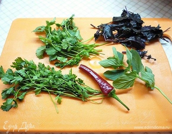 Кинзу, петрушку, базилик, мяту моем и мелко рубим. Перчик чили очищаем от семян и мелко нарезаем.