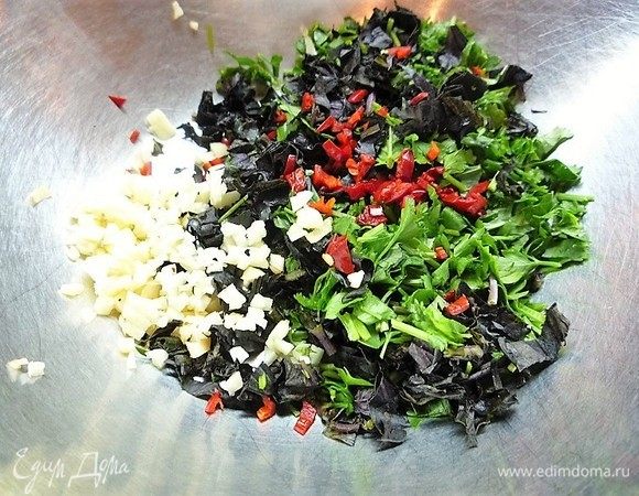 В чашке смешиваем нарезанную зелень, добавляем перчик чили и мелко нарезанный чеснок.