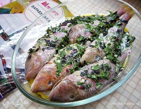 Форму смазываем оливковым маслом, выкладываем барабульку ТМ «Магуро», в брюшко каждой рыбки выкладываем по ложке соуса и заливаем рыбу оставшимся соусом.