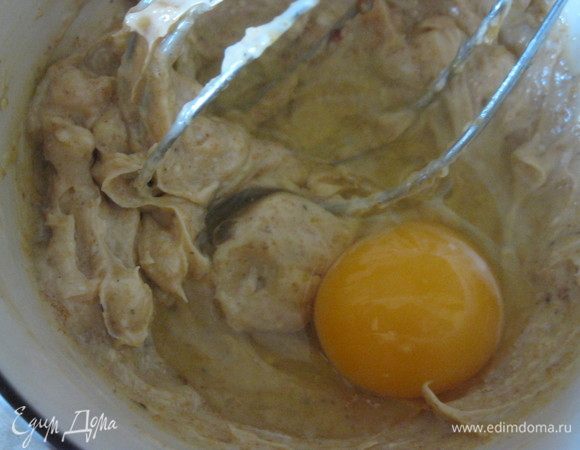 Молоко поставить на огонь и довести до кипения. Пока оно греется, яйцо, сахар и крахмал смешиваем до однородности, чтобы не было комочков, быстро вливаем в горячее молоко и энергично мешаем до загустения. Это займет до 1 минуты времени. Дать крему остыть пару минут и отправить в него ореховое пралине и шоколад. Хорошо перемешать до полного таянья шоколада. Отставить в сторону. Затем подготовить вторую часть : масло взбить с пралине до однородности, добавить яйцо и крахмал, напоследок бросив горсть орехов. Соединить с первой частью крема, оставить до остывания.