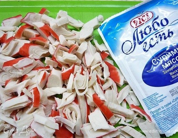 Крабовое мясо Vici размораживаем, нарезаем соломкой.
