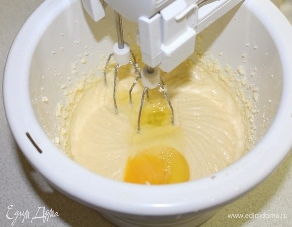 Масло взбить с сахаром и по одному вбить яйца.