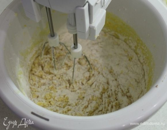 Добавить к масляной смеси мучную смесь.