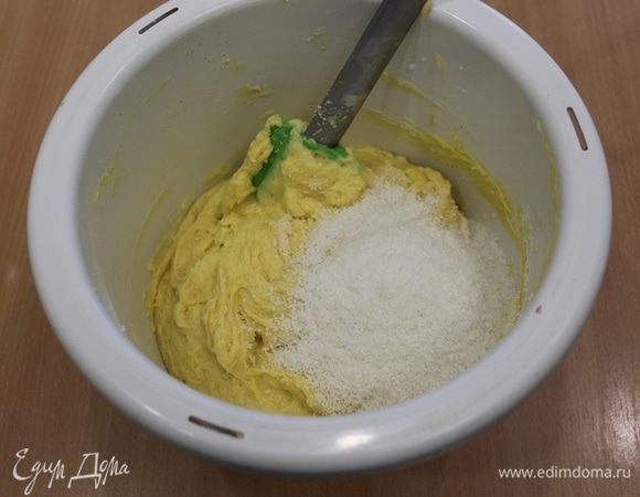 Добавить кокосовую стружку, перемешать.