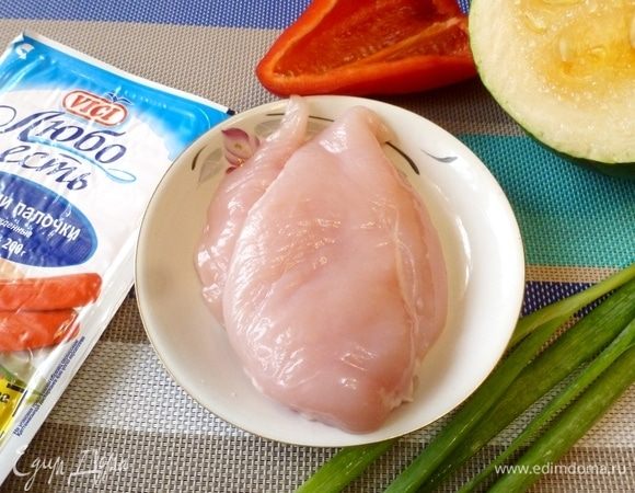 Подготовим продукты. Филе помоем и обсушим. Крабовые палочки освободим от обертки. Овощи помоем.