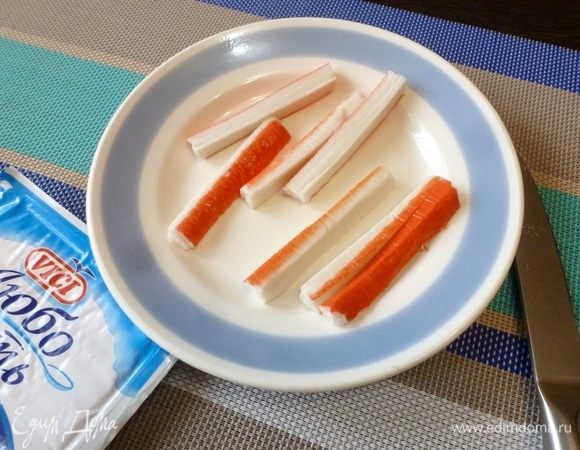 Крабовые палочки TM VICI нарежем напополам, а затем каждую часть еще на 2 части.