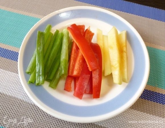 По длине крабовых палочек нарежем брусочками сладкий перец, кабачок, зеленый лук.