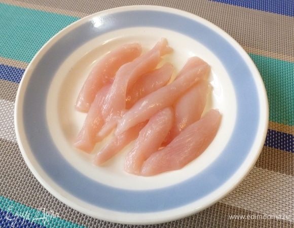 Куриное филе тоже нарежем брусочками по длине крабовых палочек.