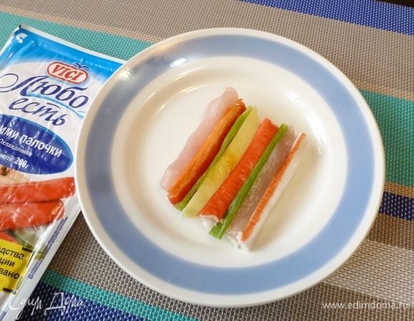 На две зубочистки поочередно нанижем мясо, перец, лук, крабовые палочки, кабачок. Вот и получился «коврик»!