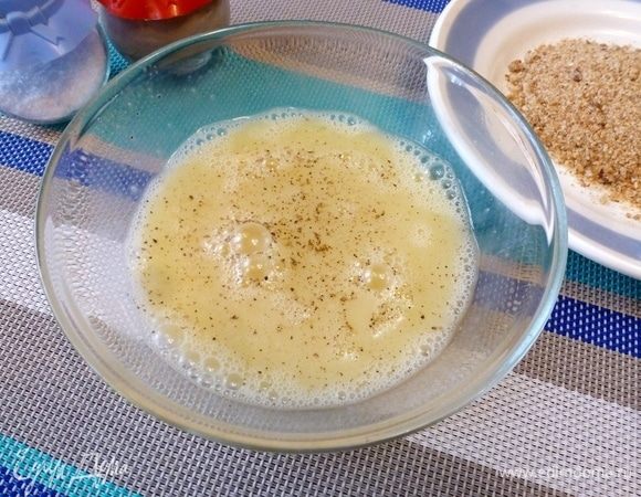 Разболтаем яйца, посолим, поперчим и выдавим в них чеснок. Подготовим панировочные сухари.