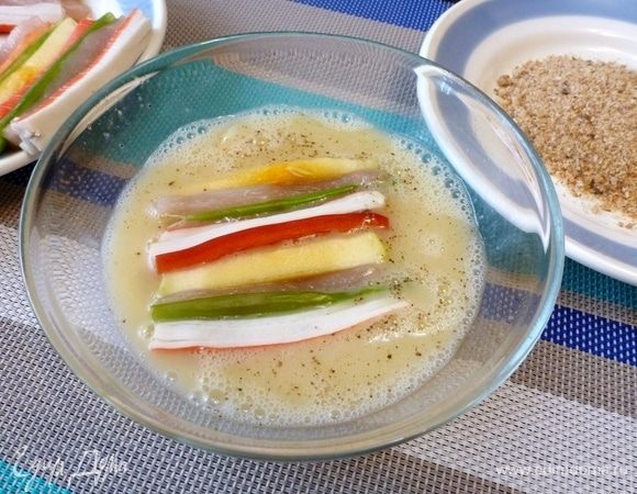 Обмакиваем подготовленную закуску в яйцо, а затем в сухари.